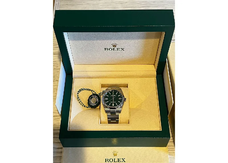 women’s watches with diamonds and sophisticated designs -Rolex Oyster Perpetual 41mm 124300 Oystersteel Green Dial